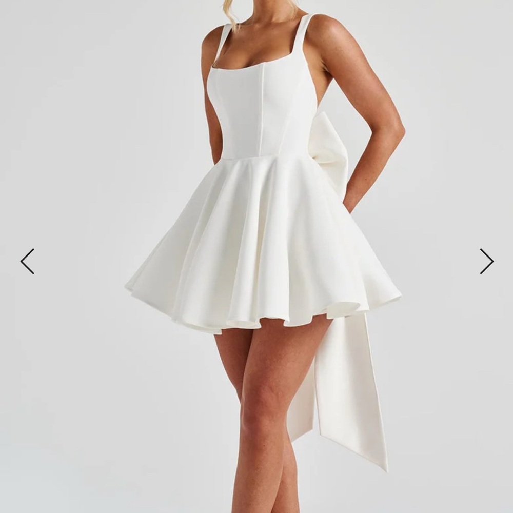 Elegant White Sleeveless Dress